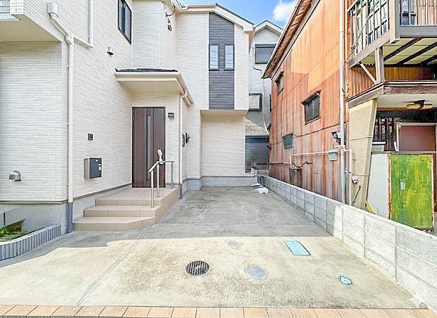 【駐車場】 戸建ての購入を検討することになったきっかけに「駐車場を持てること」を挙げる方が多くいらっしゃいます。駐車場代金を支払続ける必要がないことは、駐車場付き戸建を持つ最大のメリットで…