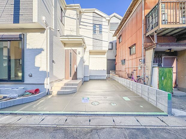 【駐車場】  戸建ての購入を検討することになったきっかけに「駐車場を持てること」を挙げる方が多くいらっしゃいます。駐車場代金を支払続ける必要がないことは、駐車場付き戸建を持つ最大のメリットで…