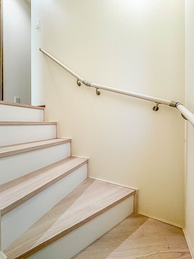 【手すり付き階段】手すりがないと階段の昇り降りで危険なことはもちろん、壁に手をつきながら歩くことで壁紙が汚れやすくなります。すべての方に快適に昇り降りしていただくため、手すりを設置しました。…