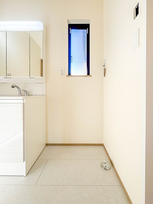 【ランドリースペース】毎日使う洗濯機。しっかりと奥行きのある置き場が確保されています。