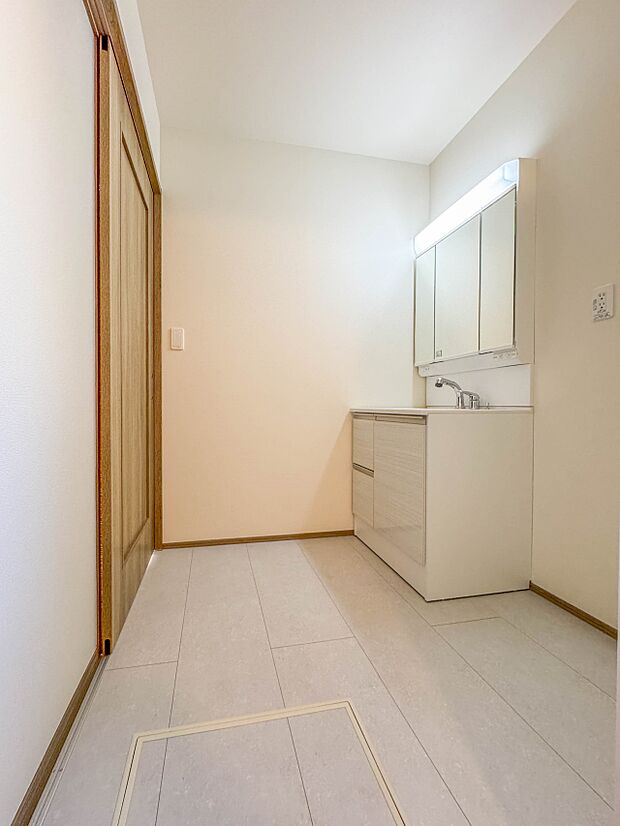 【脱衣所】洗面所は小さなプライベートスペース。歯磨き、洗顔と毎日施す個人空間。