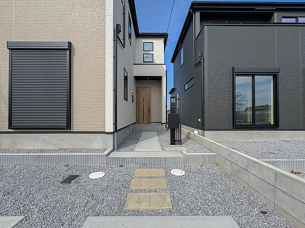 【玄関】玄関はおうちの顔と言われます。玄関アプローチは、外観デザインの印象を左右します。ご家族の個性を出しながら、素敵な玄関でお客様をお迎えしてください。