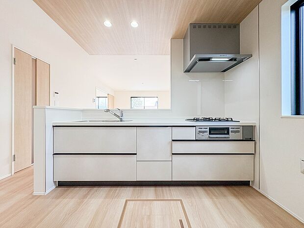 【キッチン　LDK16.5帖】 三口コンロで料理の幅を拡げてくれる使いやすいシステムキッチンを採用。洗い場も大きいので野菜や食器を洗ったりする際にも捗り、奥様の強い味方となってくれるはずです…