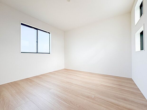 【子供部屋　6.06帖】お子様のお部屋にぴったりなクロークを備えたフローリング仕様の洋室です。