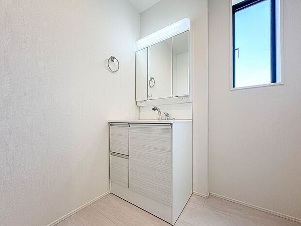 【洗面台】 十分な大きさの洗面台は、身だしなみチェックや歯磨きなど、朝の慌ただしい時間でもホテルライクなスペースで余裕とゆとりを感じて頂けます。