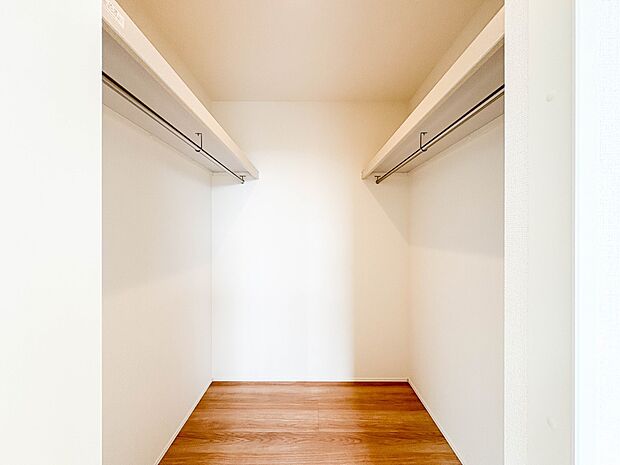 【WIC（ウォークインクローゼット）】  たくさんの洋服をかけてもシワになりにくいウォークインクローゼット。洋服以外にも、普段使わない家電やスーツケース、ストック品など何でも片付く嬉しい空間…