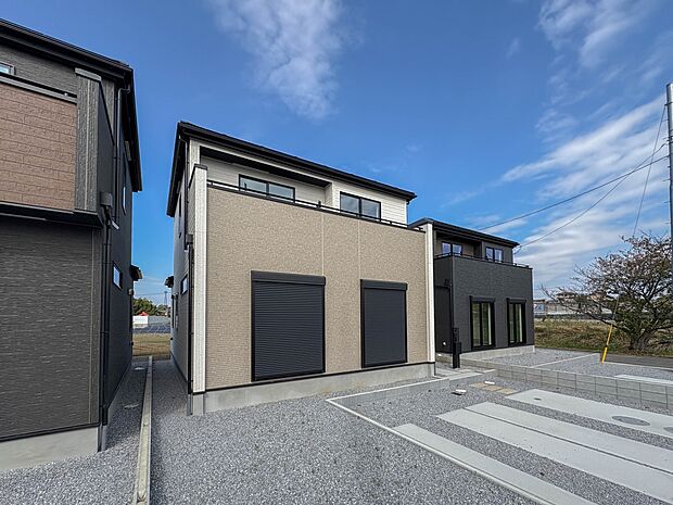 【外観】堂々たる趣ながら、主張し過ぎずどこか余裕を感じさせるシャープなフォルムで佇む邸宅は、晴天の空と照らし合わせる事で、本来あるべき完成形の姿を見せてくれます。