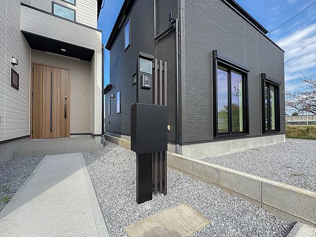 【郵便ポスト】シンプルかつシャープな郵便ポスト。