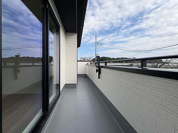 【バルコニー】  バルコニーから差し込む陽光・通風は、住環境・快適性と共に有り続ける貴重な「財産」です。