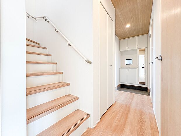 【手すり付階段】手すりがないと階段の昇り降りで危険なことはもちろん、壁に手をつきながら歩くことで壁紙が汚れやすくなります。すべての方に快適に昇り降りしていただくため、手すりを設置しました。