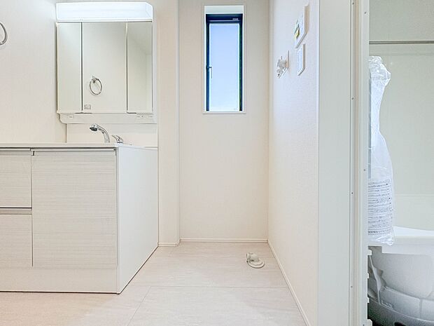 【ランドリースペース】毎日使う洗濯機。しっかりと奥行きのある置き場が確保されています。