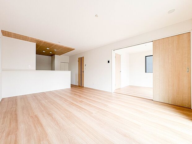 【リビングダイニング　LDK16.5帖】シンプルなデザインの家は風情がある。住む人のこだわりを感じる。外観も内装もいたってシンプル。居心地がよく、家事や趣味、子育てなどにも集中できる。家も人…