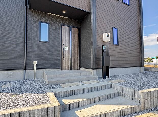 【玄関】家の顔となる玄関は、高いデザイン性が求められます。高級感と断熱性、防犯性に優れた玄関ドアを標準装備。ピッキング対策のセキュリティサムターン等、防犯に考慮しました。