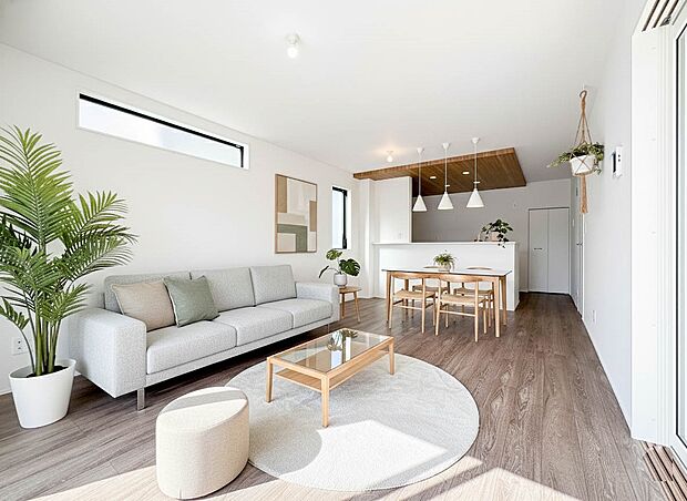 【リビング　LDK17帖】うららかな陽射しがどのお部屋にも降り注ぎますように、快適さを追求した間取設計。得難い立地環境での生活を恵みの豊かな永住の地へと変えてくれます。