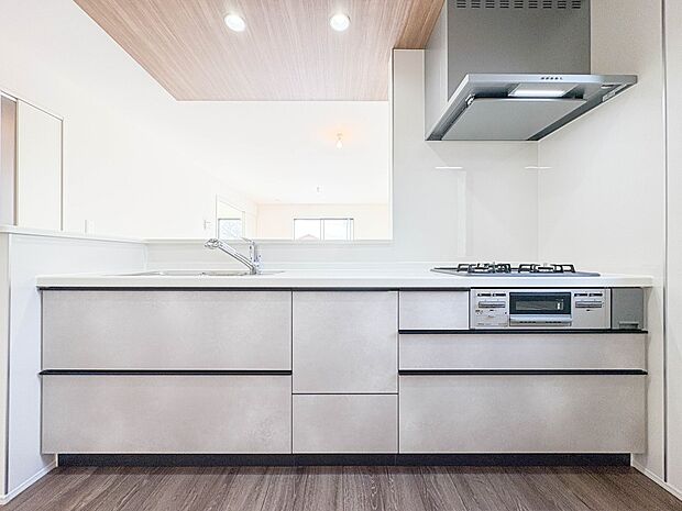 【キッチン　LDK17帖】ナチュラルな自然光の中での調理。会話が弾む対面型キッチン。お洒落な食器類を余裕で収納できるスペース。動きやすい女性目線のキッチン動線。これからはお料理をつくる時間が…