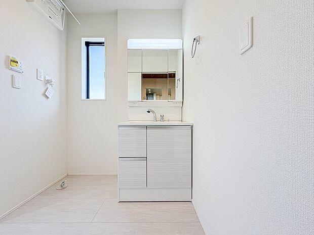 【洗面台】 十分な大きさの洗面台は、身だしなみチェックや歯磨きなど、朝の慌ただしい時間でもホテルライクなスペースで余裕とゆとりを感じて頂けます。