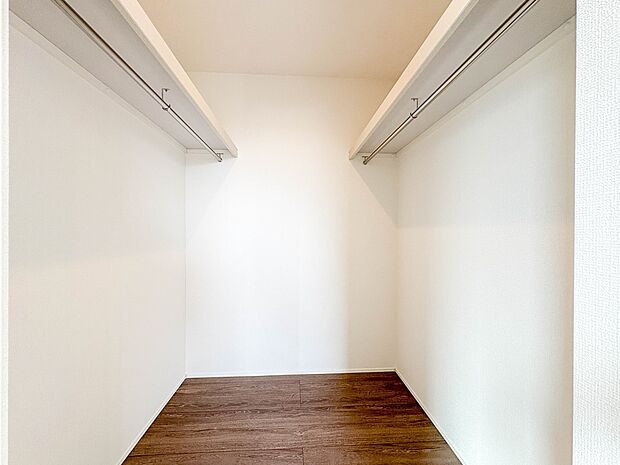 【WIC（ウォークインクローゼット）】  たくさんの洋服をかけてもシワになりにくいウォークインクローゼット。洋服以外にも、普段使わない家電やスーツケース、ストック品など何でも片付く嬉しい空間…