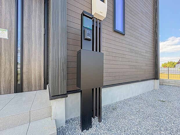 【郵便ポスト】シンプルかつシャープな郵便ポスト。