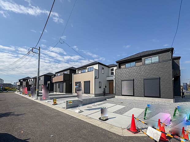 【1号棟　前面道路】車の通行が少ないので、静かな住環境を維持することができます。