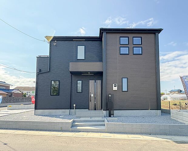 【1号棟　外観】堂々たる趣ながら、主張し過ぎずどこか余裕を感じさせるシャープなフォルムで佇む邸宅は、晴天の空と照らし合わせる事で、本来あるべき完成形の姿を見せてくれます。