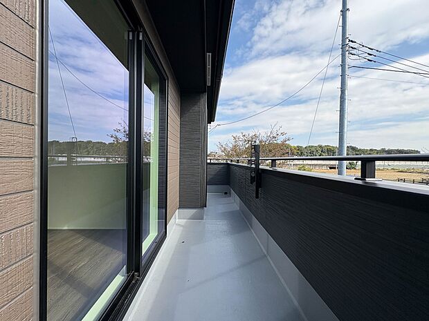 【バルコニー】  バルコニーから差し込む陽光・通風は、住環境・快適性と共に有り続ける貴重な「財産」です。