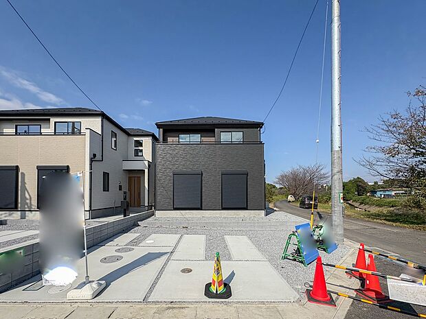 【1号棟　駐車場】毎日の生活にマイカーが必須という方は、購入を検討する際、駐車場があることは大事な条件です。毎日の通勤や家族の送迎、買い物やお出かけなどクルマのある暮らしを満喫したい方は要チ…