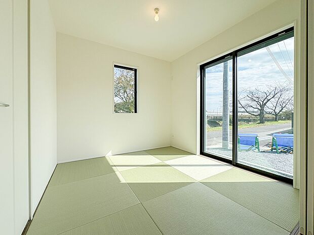 【和室　4.5帖】  畳には音を吸収する作用があるので、元気いっぱいのお子さんの遊び場所として、最適な空間となるでしょう。また、クッション性があるのでお子さんが転んでケガをするリスクを軽減し…