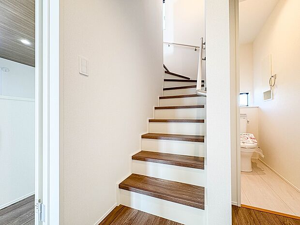 【手すり付階段】手すりがないと階段の昇り降りで危険なことはもちろん、壁に手をつきながら歩くことで壁紙が汚れやすくなります。すべての方に快適に昇り降りしていただくため、手すりを設置しました。