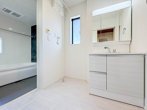 【ランドリースペース】毎日使う洗濯機。しっかりと奥行きのある置き場が確保されています。