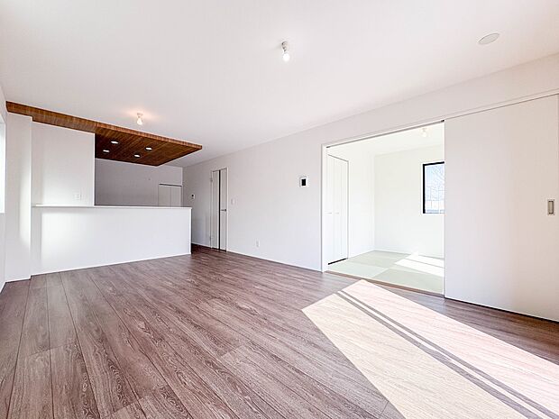 【リビングダイニング　LDK17帖】シンプルなデザインの家は風情がある。住む人のこだわりを感じる。外観も内装もいたってシンプル。居心地がよく、家事や趣味、子育てなどにも集中できる。家も人間も…