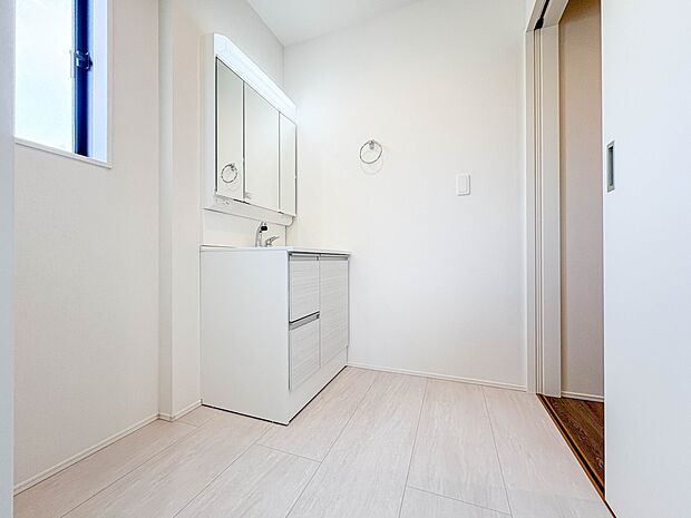 【脱衣所】洗面所は小さなプライベートスペース。歯磨き、洗顔と毎日施す個人空間。