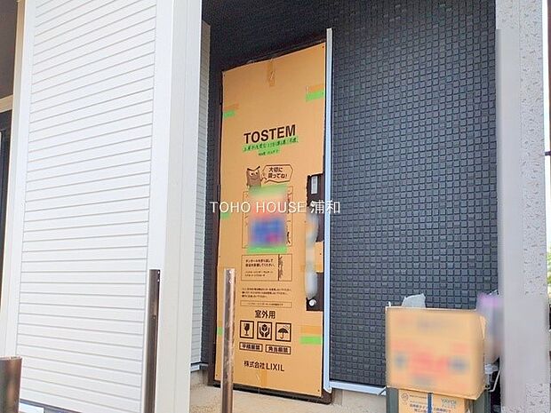 【玄関】家の顔となる玄関は、高いデザイン性が求められます。高級感と断熱性、防犯性に優れた玄関ドアを標準装備。ピッキング対策のセキュリティサムターン等、防犯に考慮しました。