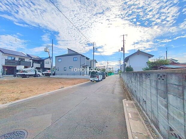 【前面道路6m】車の通行が少ないので、静かな住環境を維持することができます。