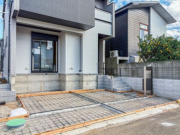 【駐車場】毎日の生活にマイカーが必須という方は、購入を検討する際、駐車場があることは大事な条件です。