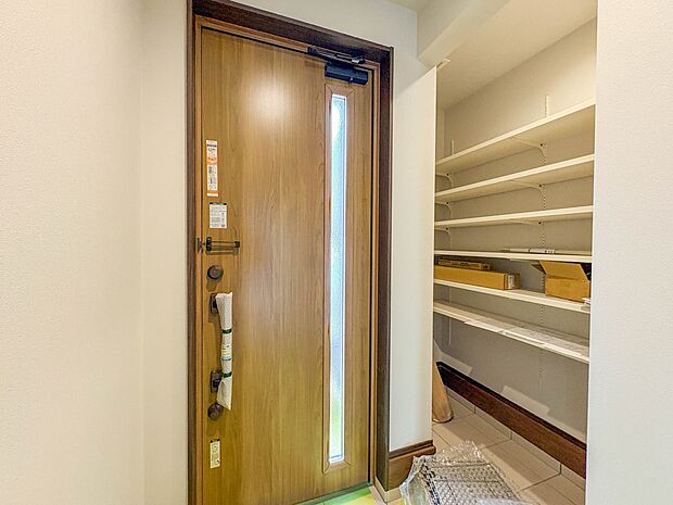 【玄関】玄関はおうちの顔と言われます。玄関アプローチは、外観デザインの印象を左右します。ご家族の個性を出しながら、素敵な玄関でお客様をお迎えしてください。