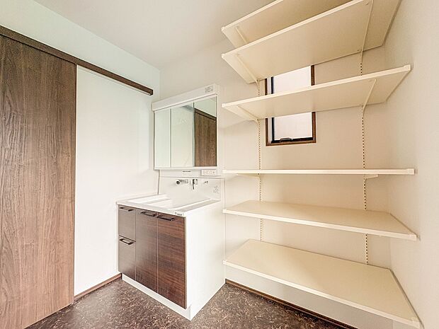 【洗面台】 十分な大きさの洗面台は、身だしなみチェックや歯磨きなど、朝の慌ただしい時間でもホテルライクなスペースで余裕とゆとりを感じて頂けます。