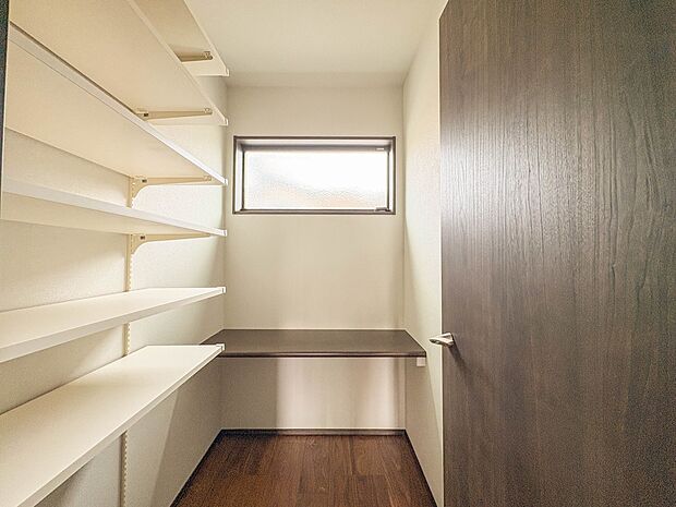 【パントリー(食料庫)】 常温保存できるパン、お米、調味料、缶詰など、日常的に使うものや未開封の食品の収納にぴったり。棚にものを並べて収納すれば、何が足りないのかひと目で確認できます。