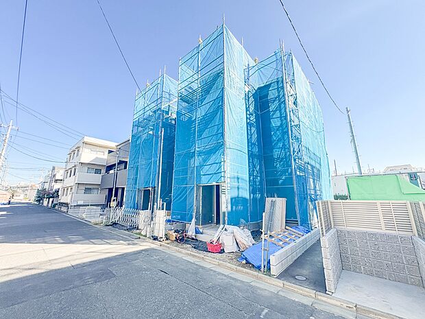 3号棟【前面道路8.4m】家の前をまっすぐの通りが走っている。クルマは少なく、人々は毎朝、ウォーキング、ジョギング、犬の散歩など、フリーな朝時間を過ごしている。