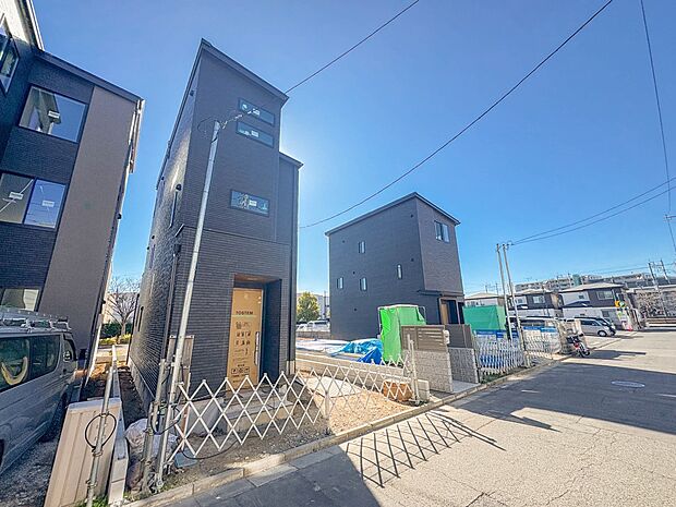 3号棟【前面道路8.4m】家の前をまっすぐの通りが走っている。クルマは少なく、人々は毎朝、ウォーキング、ジョギング、犬の散歩など、フリーな朝時間を過ごしている。