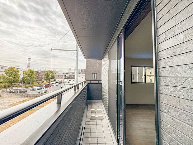 【バルコニー】 バルコニーから差し込む陽光・通風は、住環境・快適性と共に有り続ける貴重な「財産」です。