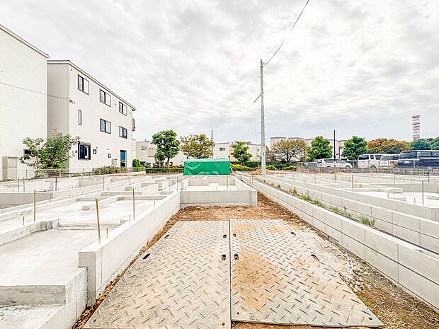 3号棟【駐車場】カースペース2台可／駐輪スペース。広々カースペースです。自転車、バイクなども置き場に困りません。