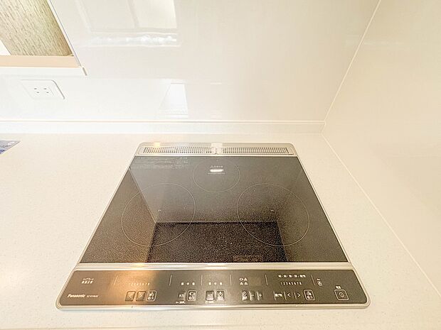 【IHコンロ】お手入れが簡単なIHコンロをシステムキッチンに採用、ワイドな洗い場も設けも野菜や食器を洗うのを便利にしました。