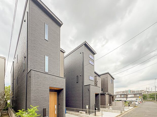 4号棟【前面道路8.4m】家の前をまっすぐの通りが走っている。クルマは少なく、人々は毎朝、ウォーキング、ジョギング、犬の散歩など、フリーな朝時間を過ごしている。