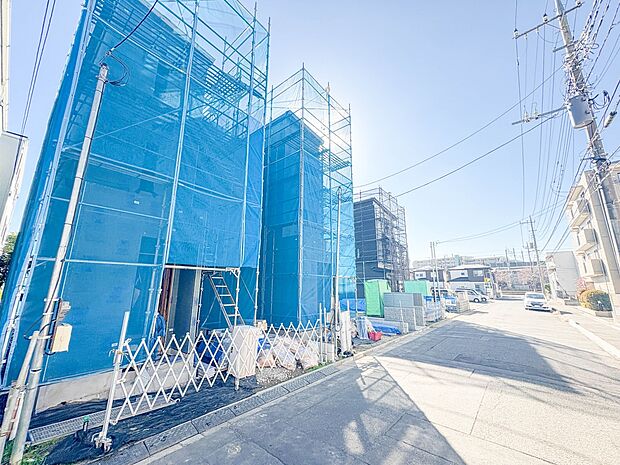 4号棟【前面道路8.4m】家の前をまっすぐの通りが走っている。クルマは少なく、人々は毎朝、ウォーキング、ジョギング、犬の散歩など、フリーな朝時間を過ごしている。