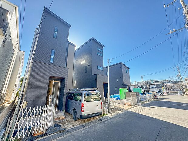 4号棟【前面道路8.4m】家の前をまっすぐの通りが走っている。クルマは少なく、人々は毎朝、ウォーキング、ジョギング、犬の散歩など、フリーな朝時間を過ごしている。