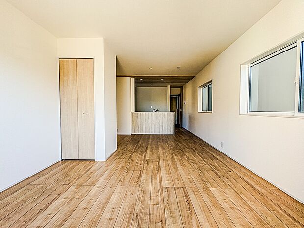 【LDK】シンプルなデザインの家は風情がある。住む人のこだわりを感じる。外観も内装もいたってシンプル。居心地がよく、家事や趣味、子育てなどにも集中できる。家も人間も熟成するほどシンプルになっ…