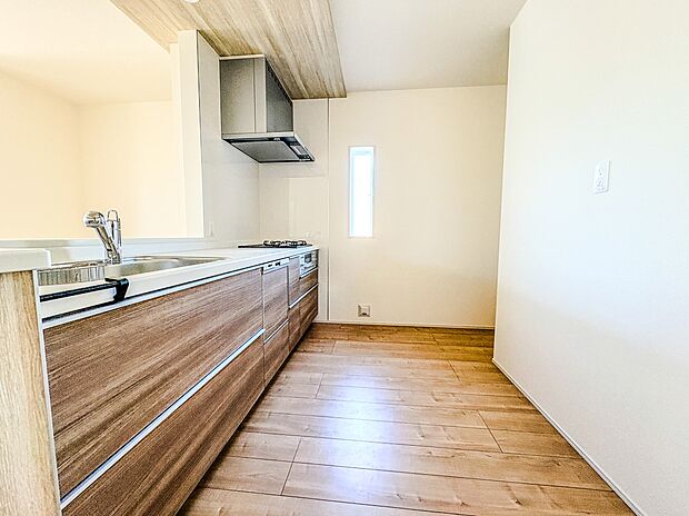 【キッチン】ナチュラルな自然光の中での調理。会話が弾む対面型キッチン。お洒落な食器類を余裕で収納できるスペース。動きやすい女性目線のキッチン動線。これからはお料理をつくる時間が劇的に変わりま…