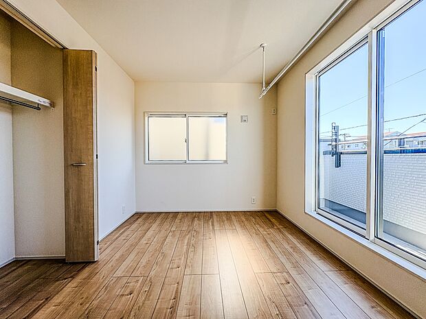 【寝室】シンプルな内装はおしゃれのポイントです。シンプルは華美より飽きがこないからです。色や模様でおしゃれ感をだす。それがシンプルイズビューティーです。