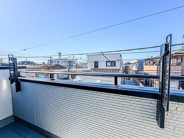 【バルコニー】 バルコニーから差し込む陽光・通風は、住環境・快適性と共に有り続ける貴重な「財産」です。