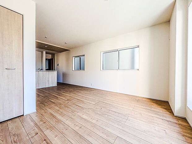 【LDK】広々としたリビングダイニング。ゆったりとしたキッチン。生活動線をLDK に集中させ、ご家族が過ごしやすい空間設計にしました。